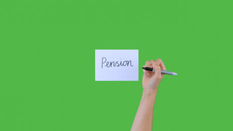 Mujer-Escribiendo-Pensión-En-Cursiva-Sobre-Papel-Con-Pantalla-Verde